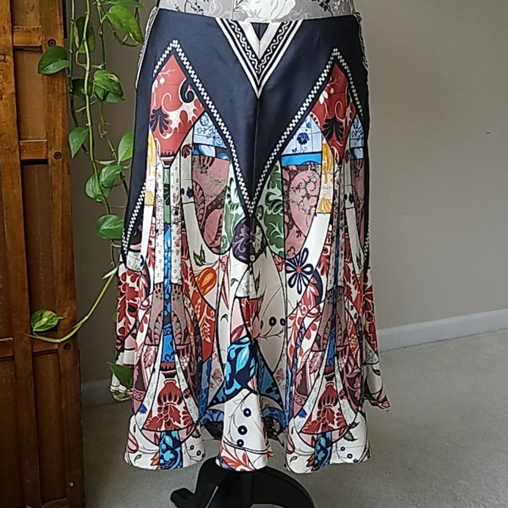 Stunning Nicole Miller Studio 100% silk skirt Sz 8
